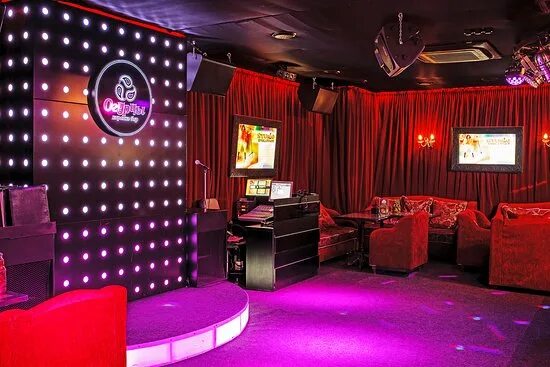 Караоке бар фото Эффектный интерьер караоке-бара "Огурцы" - Picture of Ogurtsy, Karaoke-Bar, Omsk