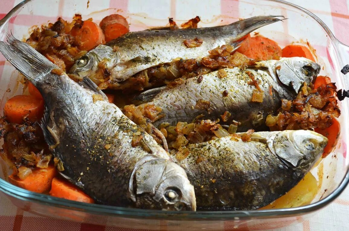 Карась запеченный в духовке фото Карась, запеченный в духовке в фольге