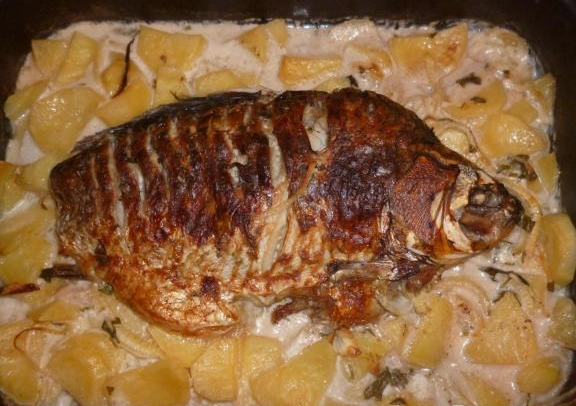 Карась запеченный в духовке фото Как приготовить карася в духовке со сметаной и картошкой?