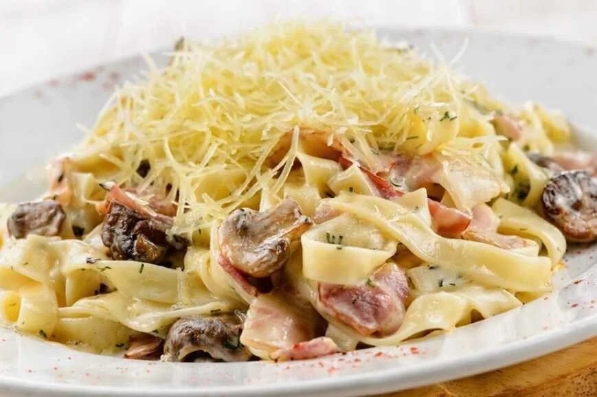 Карбонара с грибами рецепт с фото Феттучини с курицей и грибами (куриная грудка и шампиньоны обжариваются на оливк