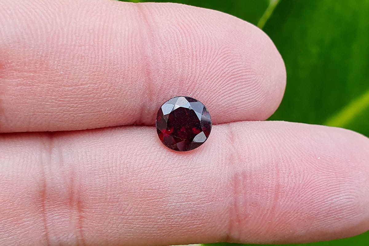 Карбункул камень фото Natural pyrope garnet 2.34 ct, from Cambodia - Round - Red - video