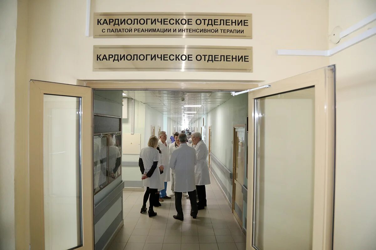 Кардиологи областной больницы фото Министру здравоохранения Тверской области Виталию Синоде продемонстрировали рабо