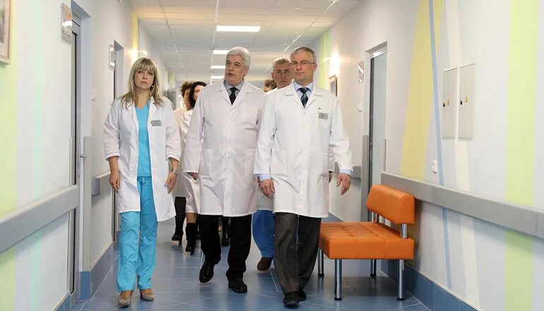 Кардиологи областной больницы фото Министру здравоохранения Тверской области Виталию Синоде продемонстрировали рабо