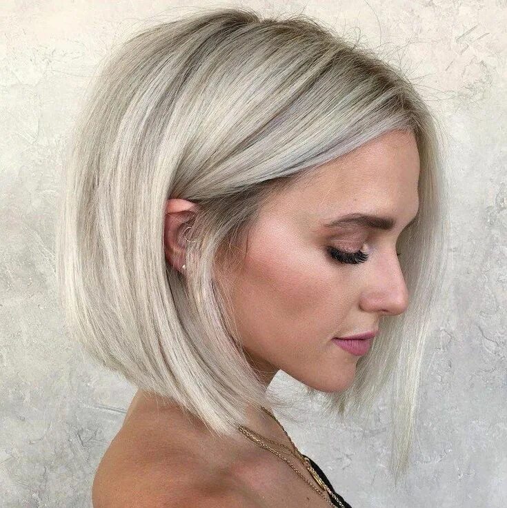 Каре блонд фото Sleek Platinum Blonde A-Line Bob #choppybobhairstyles Wavy bob hairstyles, Long 