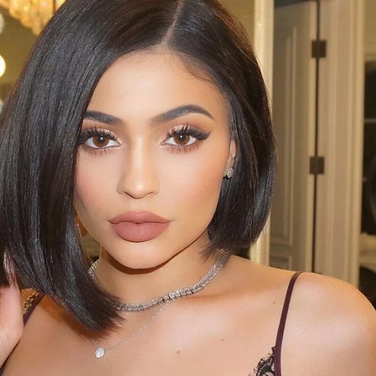 Каре брюнетка макияж Pin on Hair and Beauty Kylie jenner makeup, Kylie jenner hair, Kylie makeup