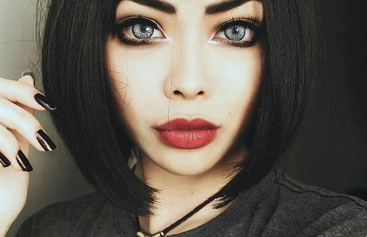 Каре брюнетка макияж Pinterest Gothic beauty, Makeup, Short hair styles