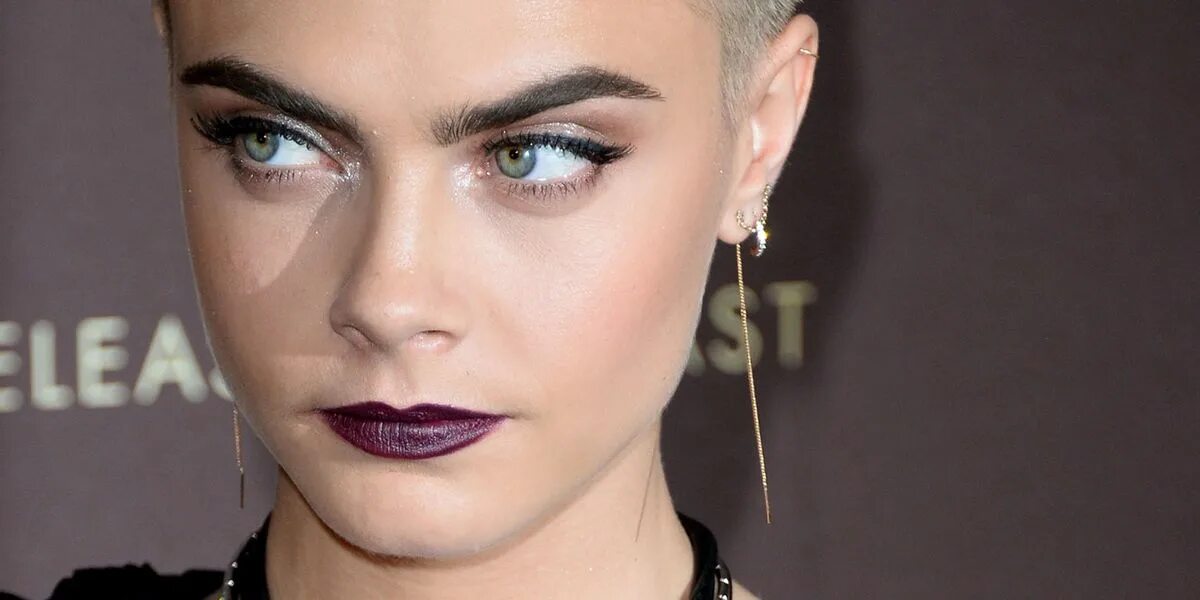 Каре девиль фото Cara Delevingne's shooting star hair accessory