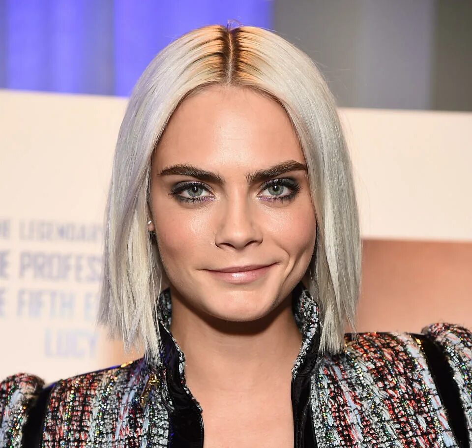 Каре девиль фото Cara Delevingne made a tweed ensemble edgy with the help of a lil' leather - Yah