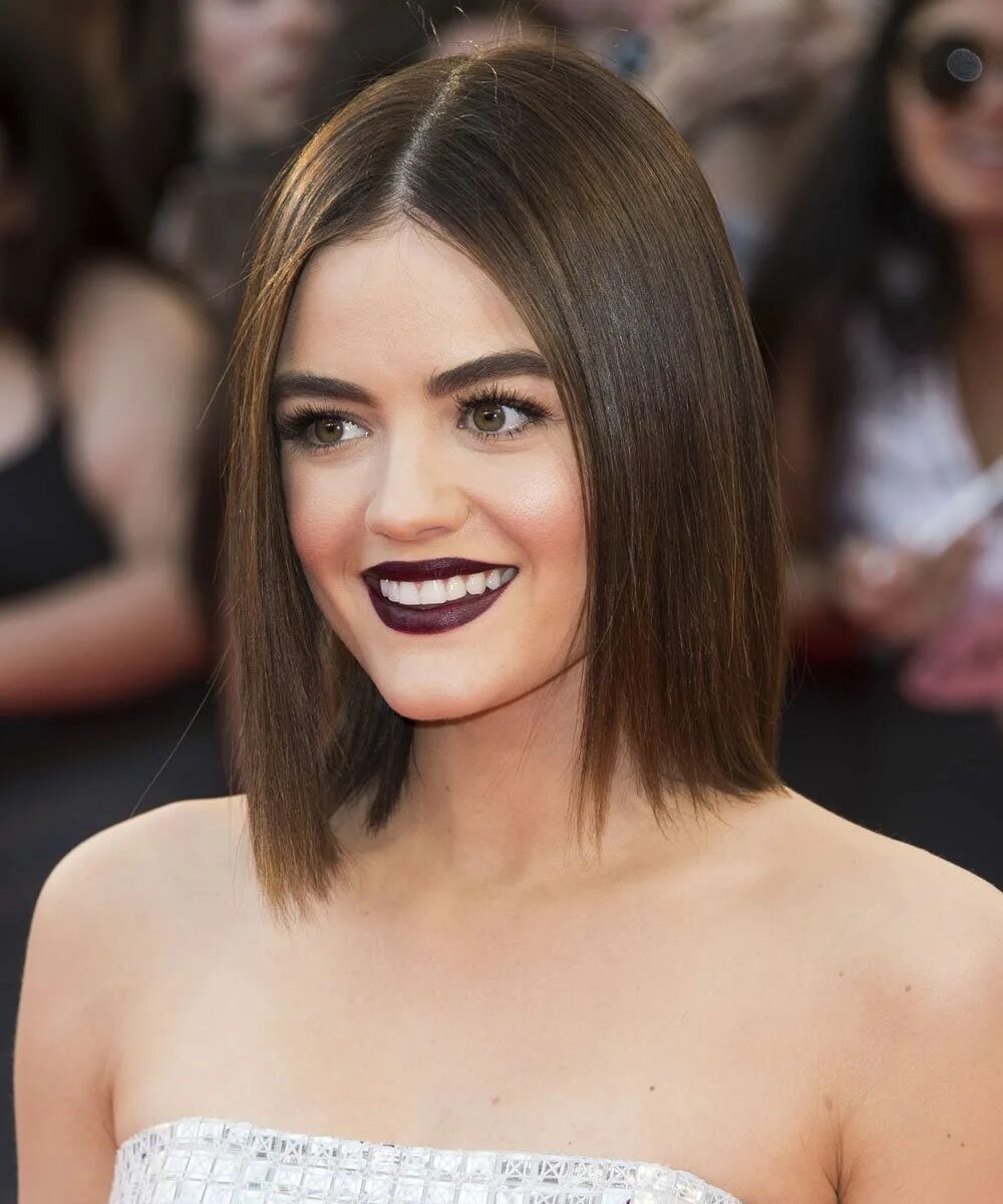 Каре до плеч фото Lucy Hale y su bob extra liso con la raya en medio Cortes de pelo, Cortes de pel