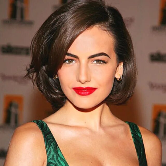 Каре до подбородка фото Camilla Belle Belle hairstyle, Chin length hair, Medium hair styles