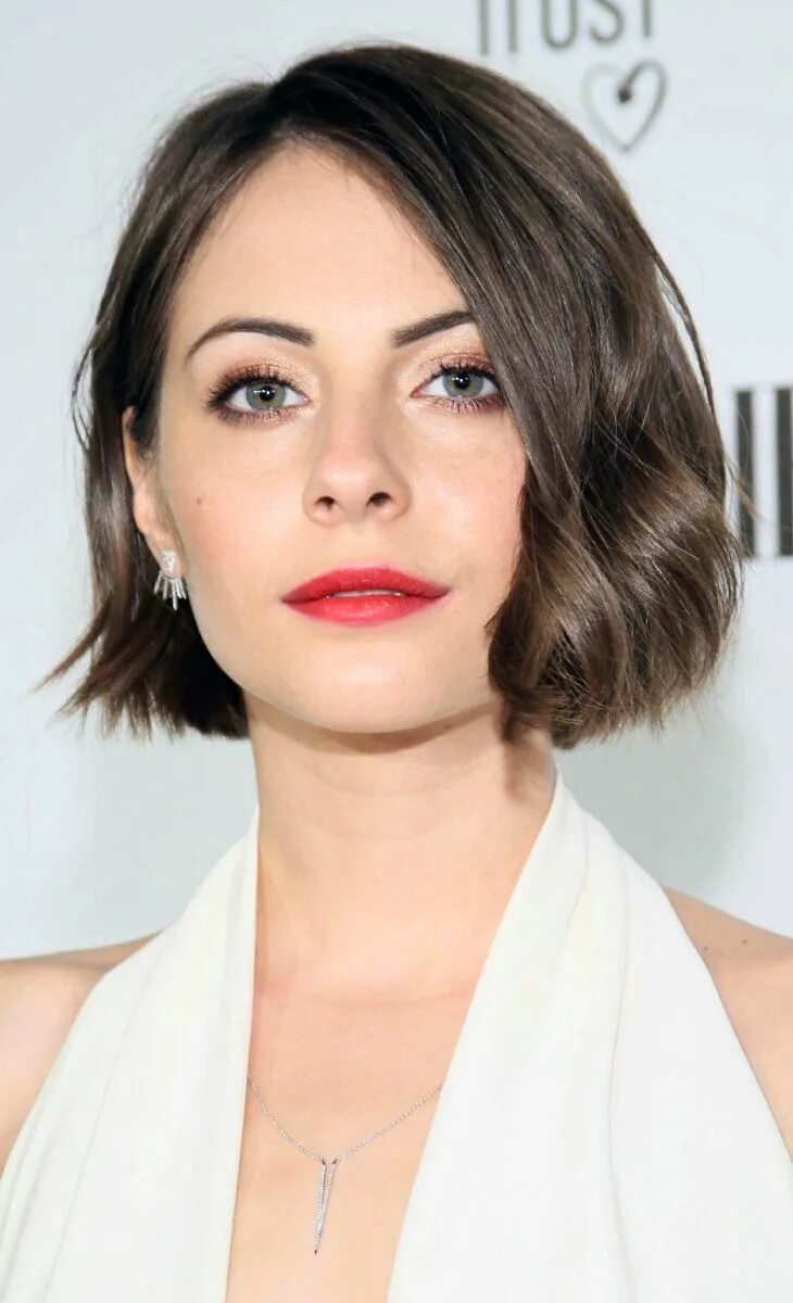 Каре до подбородка фото The art of choosing your perfect Brunette Wavy bob hairstyles, Short bob hairsty