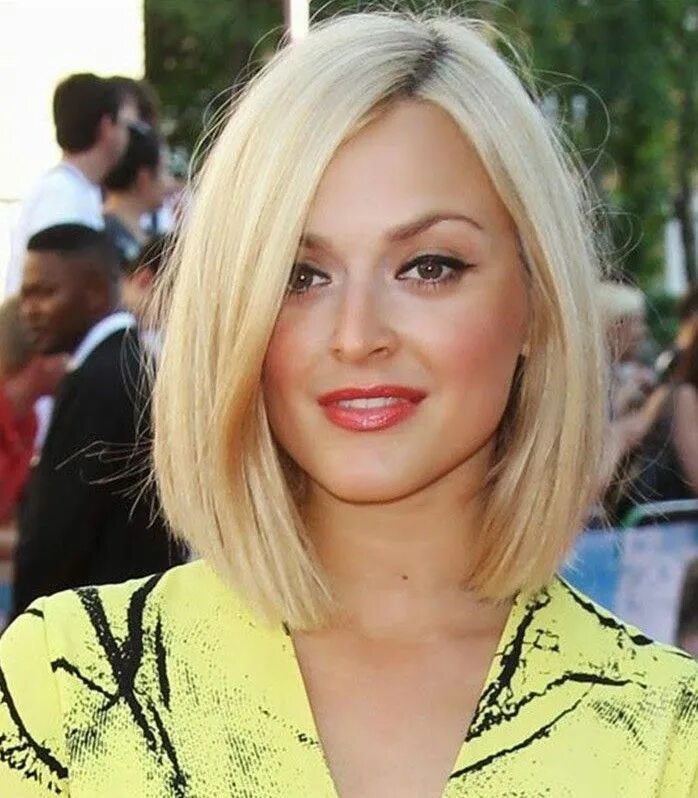 Каре фото до плечей 20 Cute Short Bob Hairstyles - Hairstyles Weekly Celebrity hair colors, Thick ha