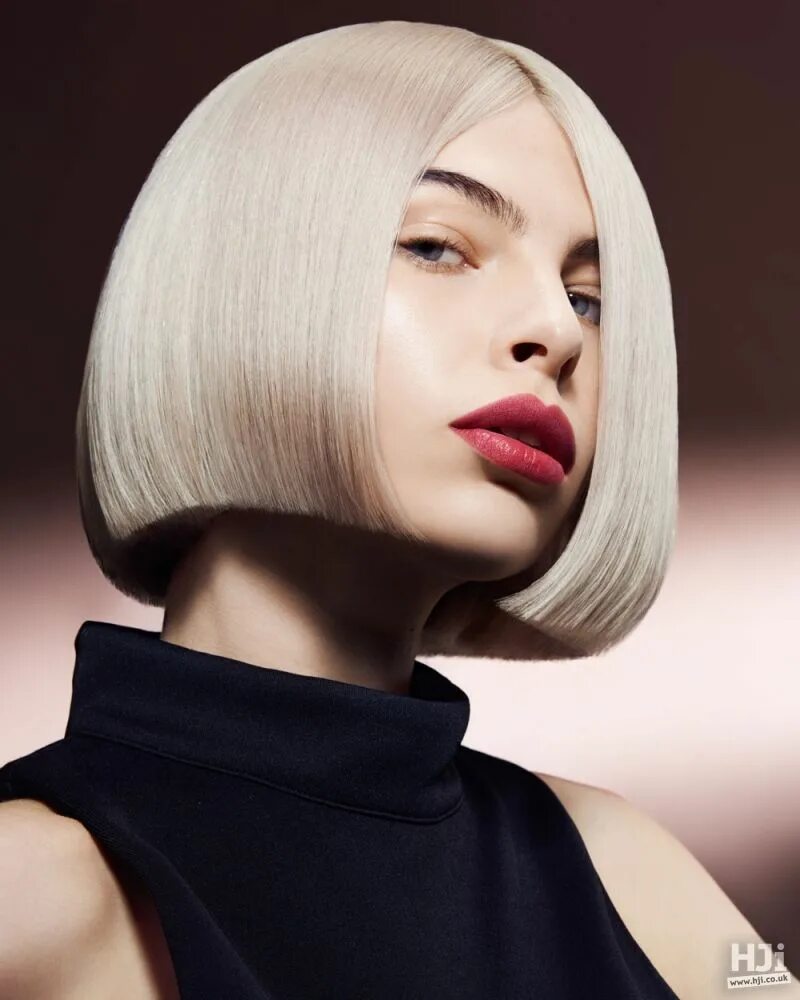 Каре фото мастеров Blonde bob with sleek texture and centre parting Coupe de cheveux, Coiffure, Mi 