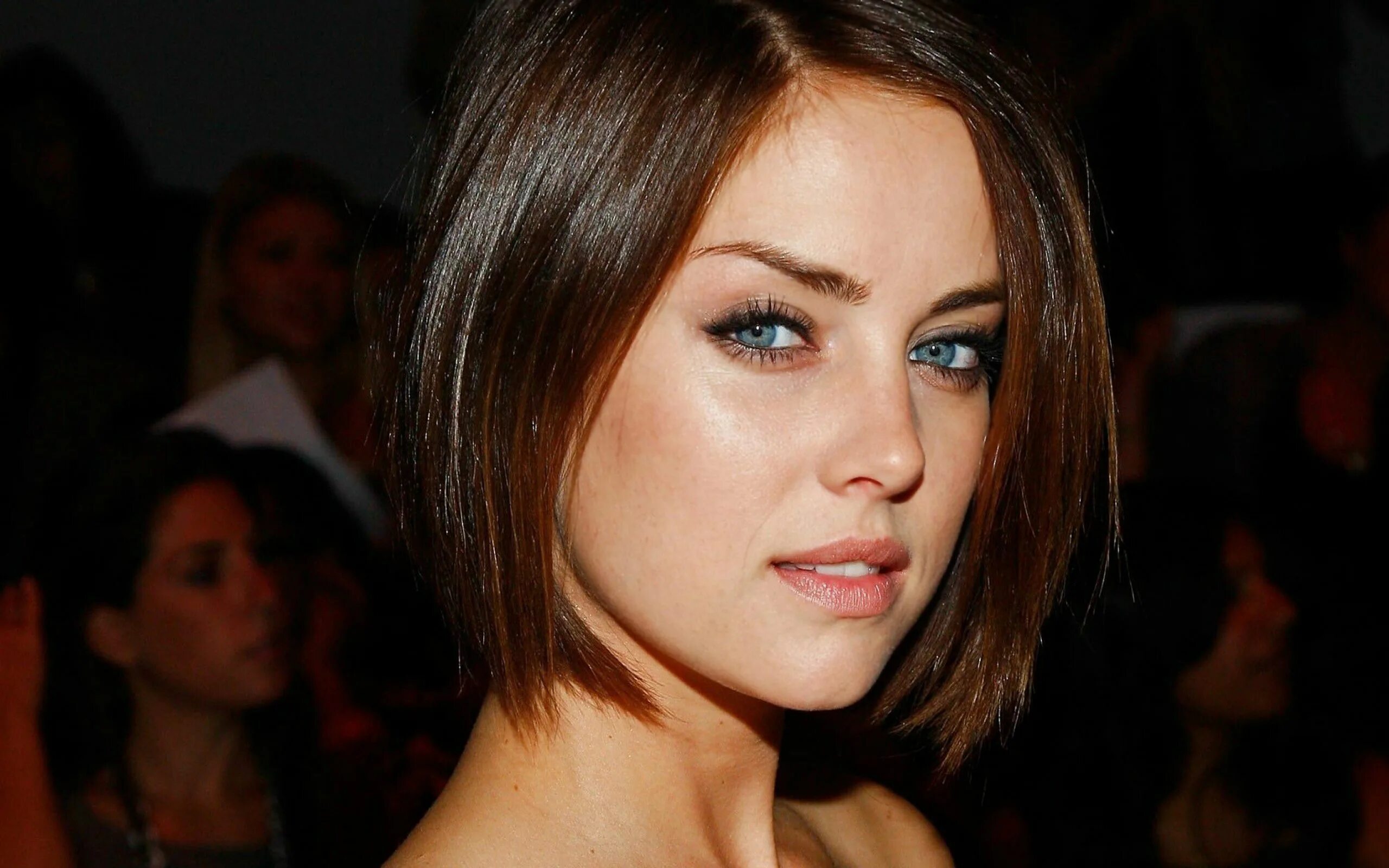 Каре глаза фото Jessica Stroup Chin length hair, Jessica stroup, Hair styles