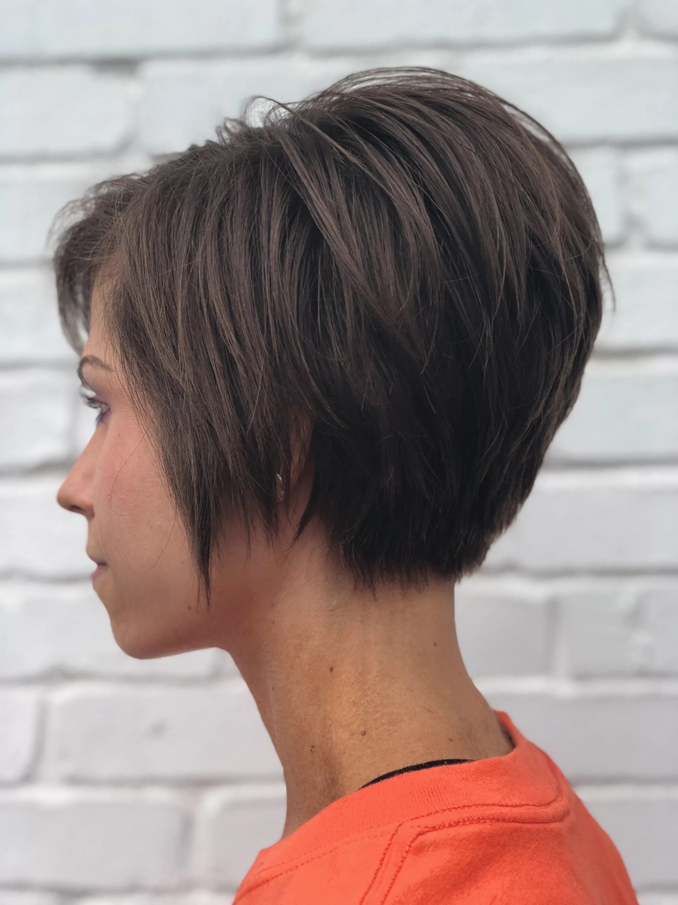 Каре капля стрижка Shorter side of asymmetrical razored bob // @emily_yvonne Angled bob hairstyles,