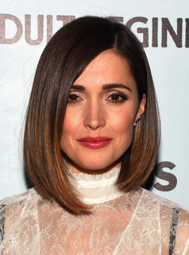 Каре на длинное лицо фото Pin on Стиль Medium asymmetrical hairstyles, Rose byrne hair, Asymmetrical hairs