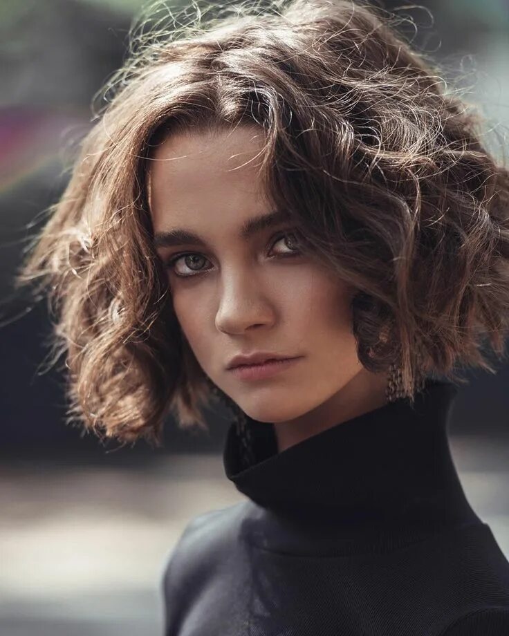 Каре на волнистые волосы фото LUIZA SCANDELARI on Instagram: "✨" Short hair styles, Medium hair styles, Curly 