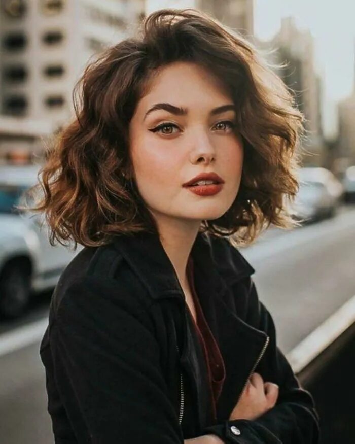 Каре на волнистые волосы фото Kurzer Bob mit Naturlocken und wichtige Styling Tipps Short hair cuts, Hair styl