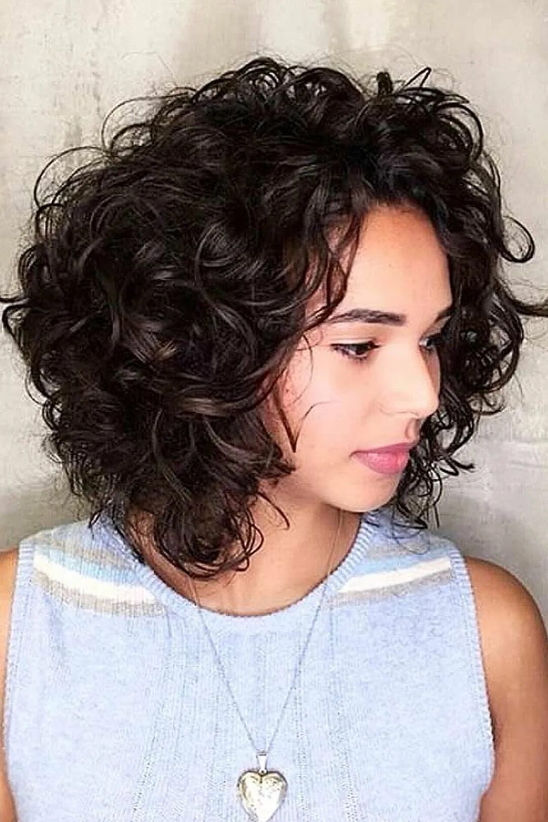 Каре на волнистые волосы фото 15 Chic Curly Hairstyles To Make You Look More Charming Bob haircut curly, Curly