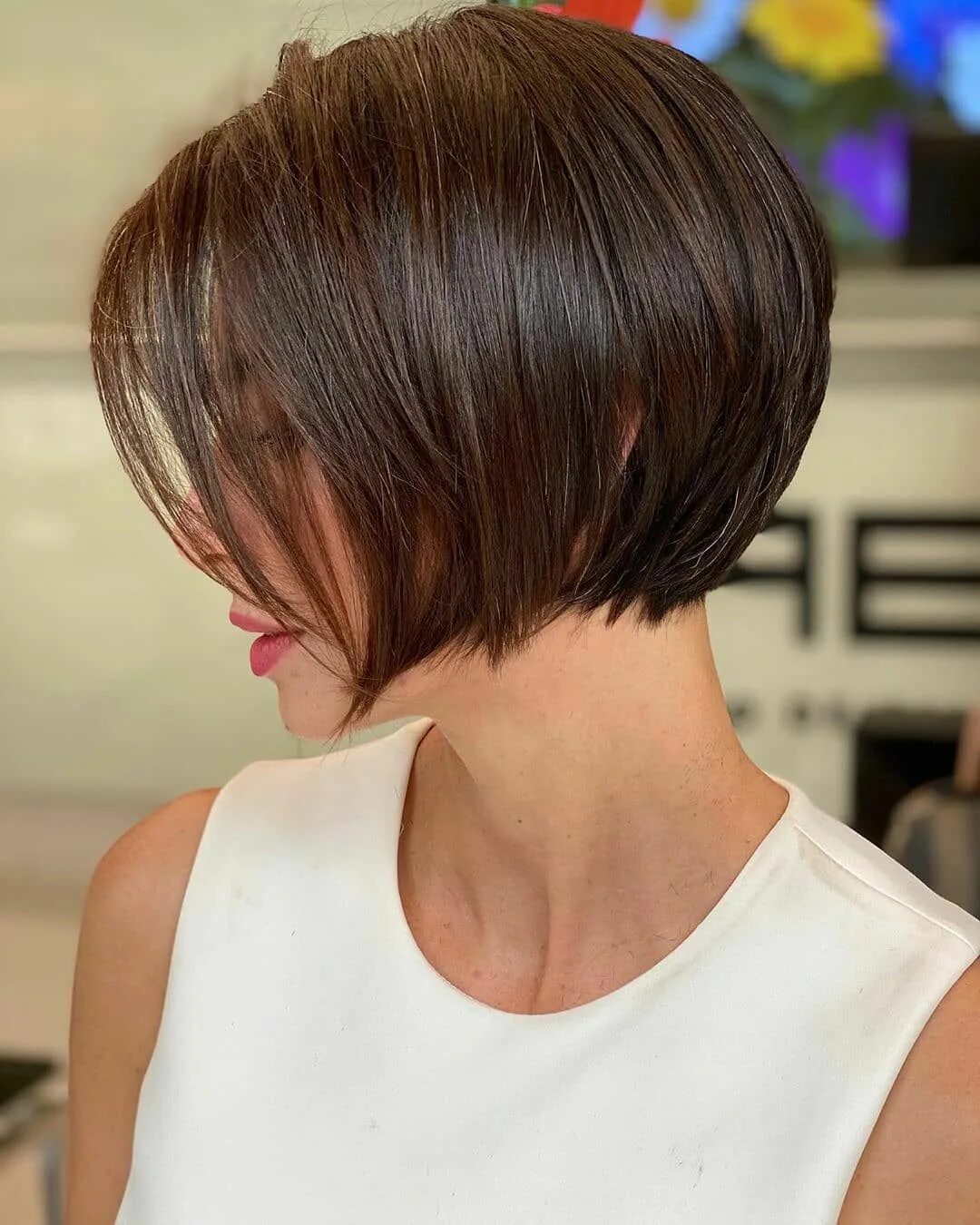 Карэ прическа боб каре Sensuale bob scalato e sfilacciato color cioccolato Acconciature per capelli cor
