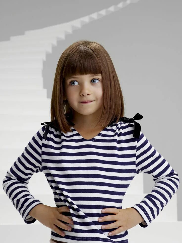 Каре с челкой девочке фото Petit Bateau monte les marches de l’Opéra Kids hair cuts, Girl haircuts, Kids ha