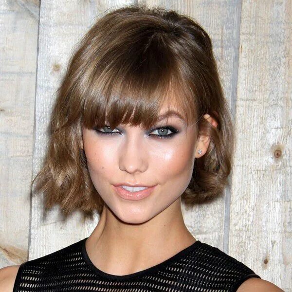 Каре с челкой русые волосы фото Karlie Kloss short bob Caschetto, Tagli di capelli acconciature, Acconciature ca