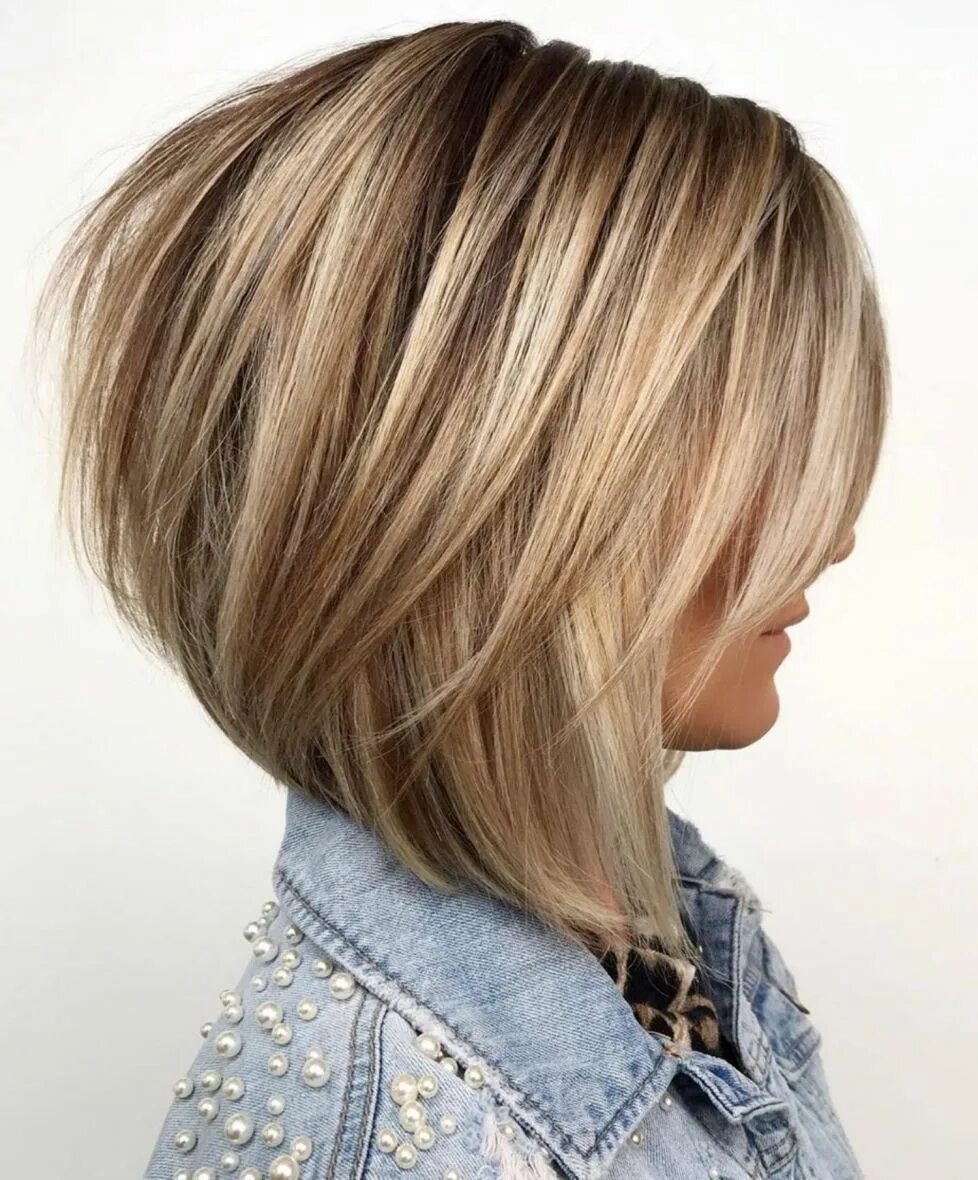 Каре с градуировкой на средние волосы фото Bronde Bob with Long Feathered Layers Angled bob hairstyles, Bob hair color, Bob