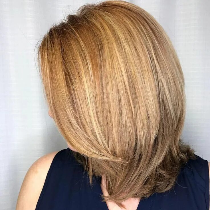 Каре с градуировкой на средние волосы фото Shoulder Length Caramel Blonde Bob Hair styles, Modern haircuts, Womens haircuts