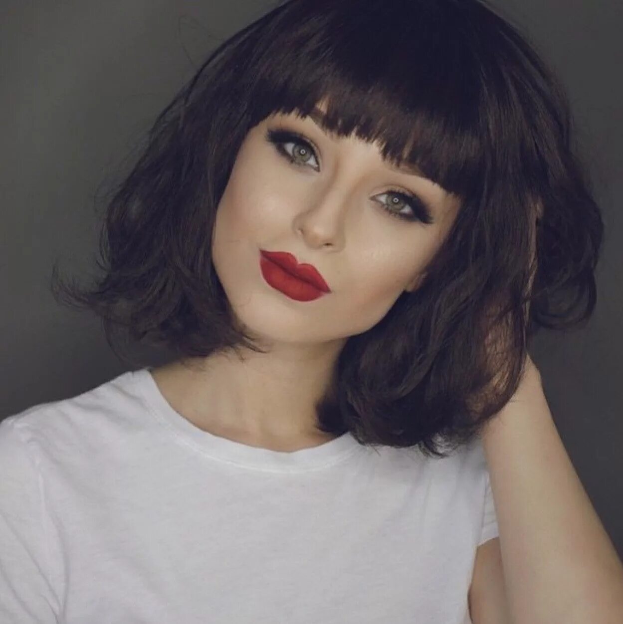 Каре с прямой челкой фото Classic Winged Eyes + Bold Red Lips Cool hairstyles, Hairstyles with bangs, Hair