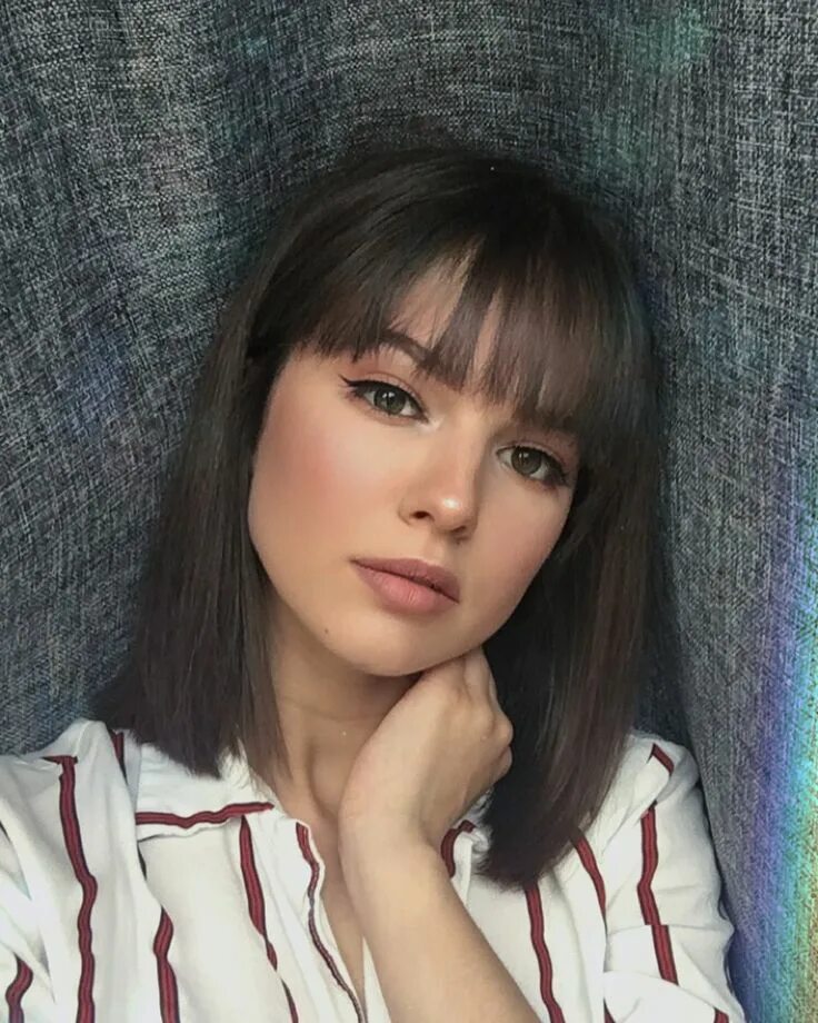 Каре с редкой челкой фото Chloé De Barros on Instagram Short hair with bangs, Medium hair styles, Thick ha