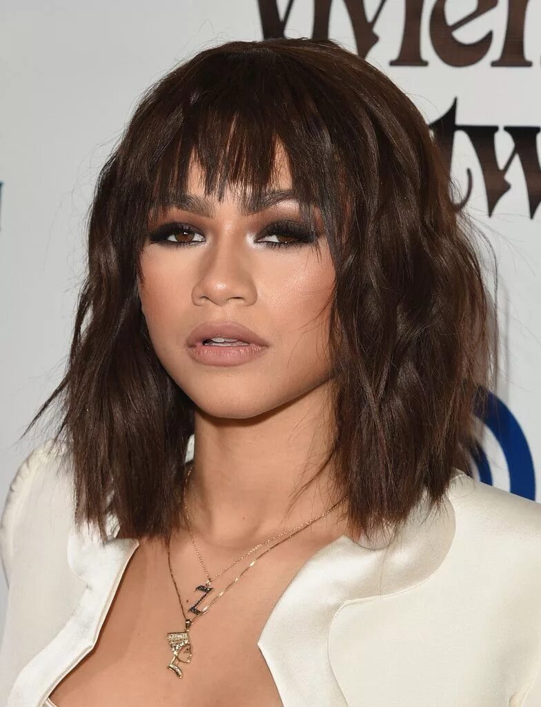 Каре с редкой челкой фото Zendaya Coleman Medium Wavy Cut with Bangs Short hair styles, Zendaya hair, Curl