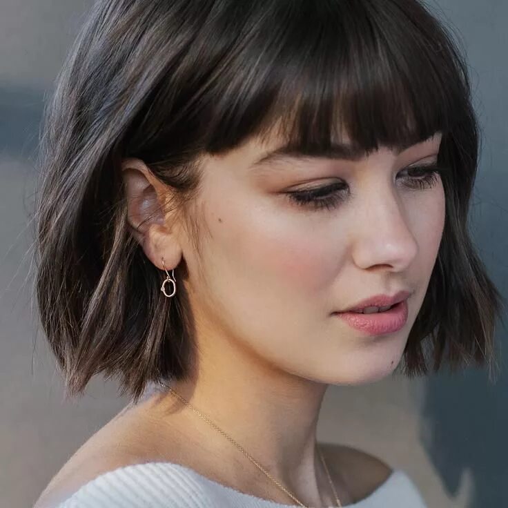Каре с редкой челкой фото Oval Bead-set Diamond Dangle Earrings Thick hair styles, Bobs for thin hair, Sho
