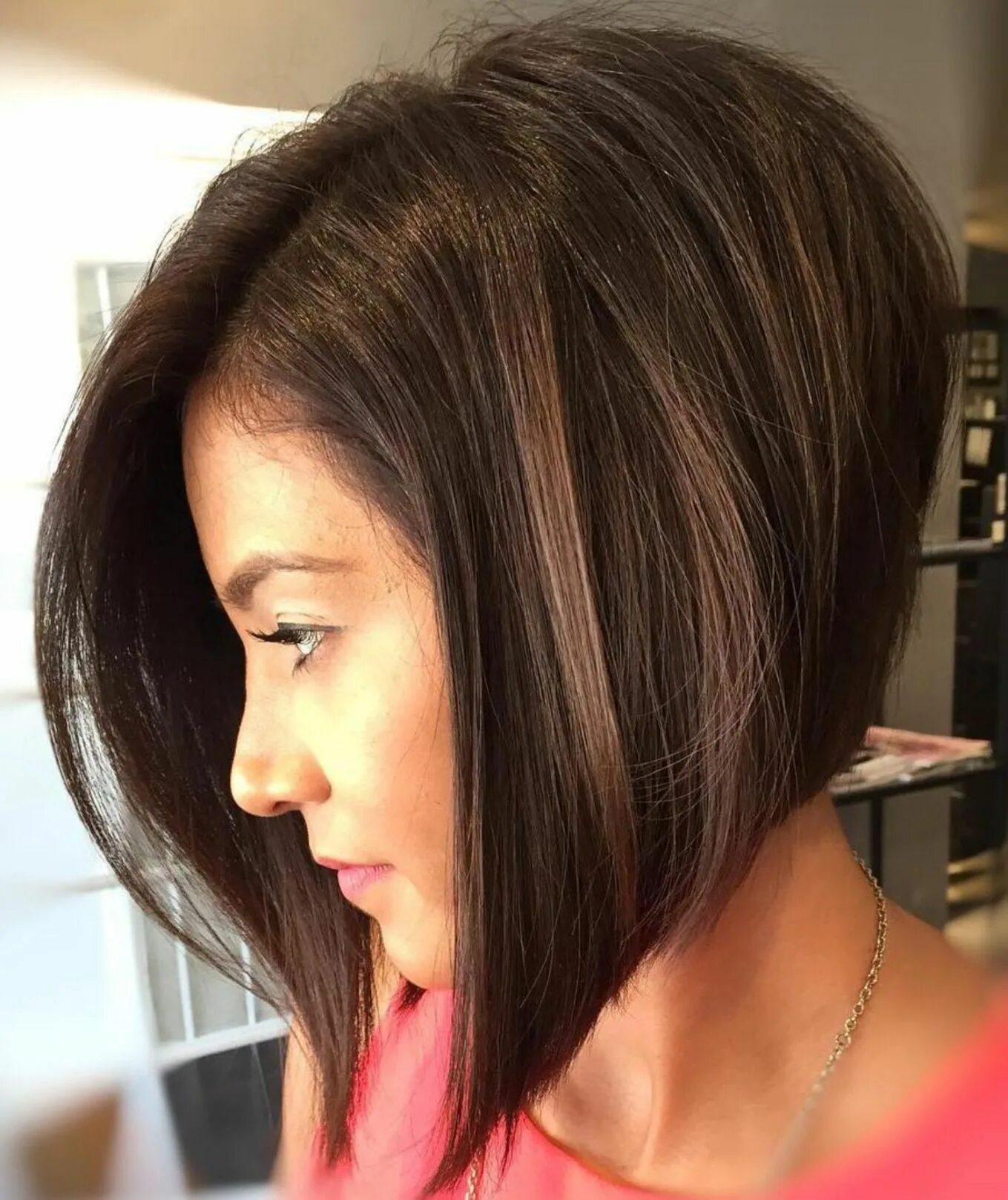 Каре с удлинением 2024 стрижка Side-Parted Angled Bob Прически, Короткие стрижки, Стрижка