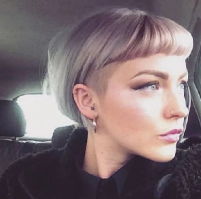 Каре с виском фото Pin on Bob kapsels 04 Short hair undercut, Oblong face hairstyles, Hair inspirat