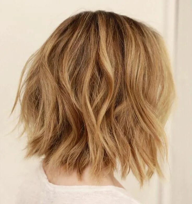 Каре шегги фото Caramel Blonde Shaggy Bob #mediumbobhairstyles Stunning Bob Hairstyles Medium bo