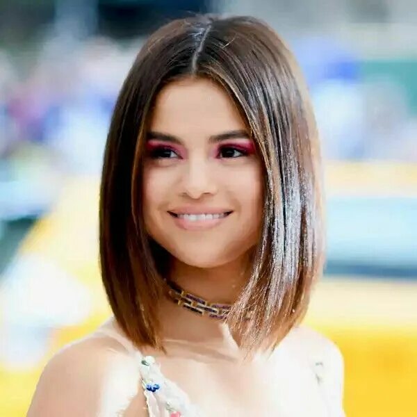 Каре стрижка 10 лет Pin by Karen Funes on Actrices y Cantantes femeninas Selena gomez hair, Short ha