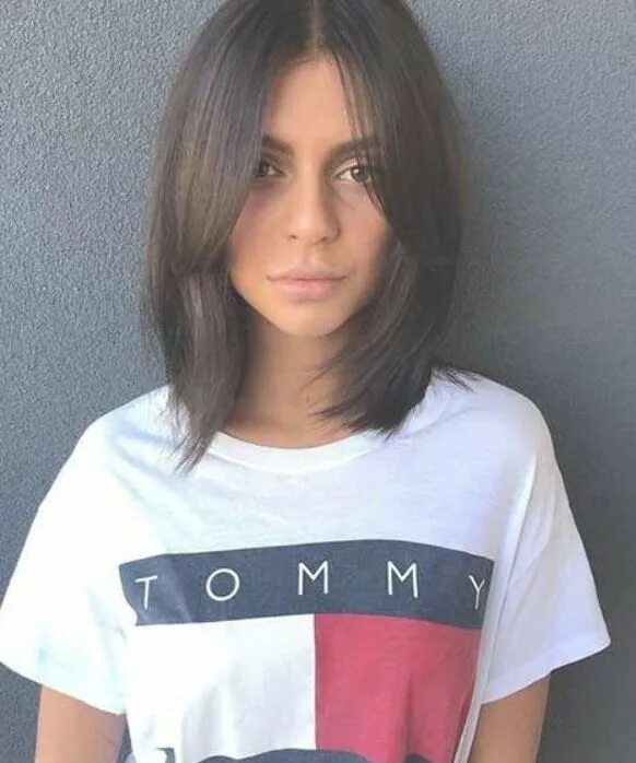 Каре стрижка до плечей Sleek Short Haircuts with Curtain Bangs-19 Bangs with medium hair, Short hair wi