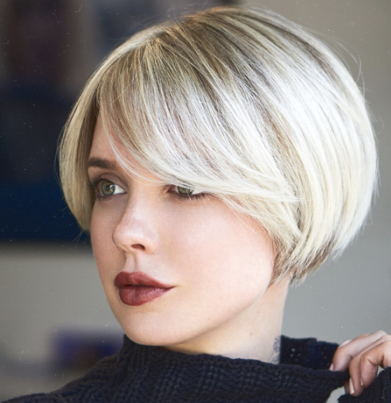 Каре стрижка с челкой на короткие волосы Short bob with side bangs Bob haircut for fine hair, Short bob hairstyles, Bob h
