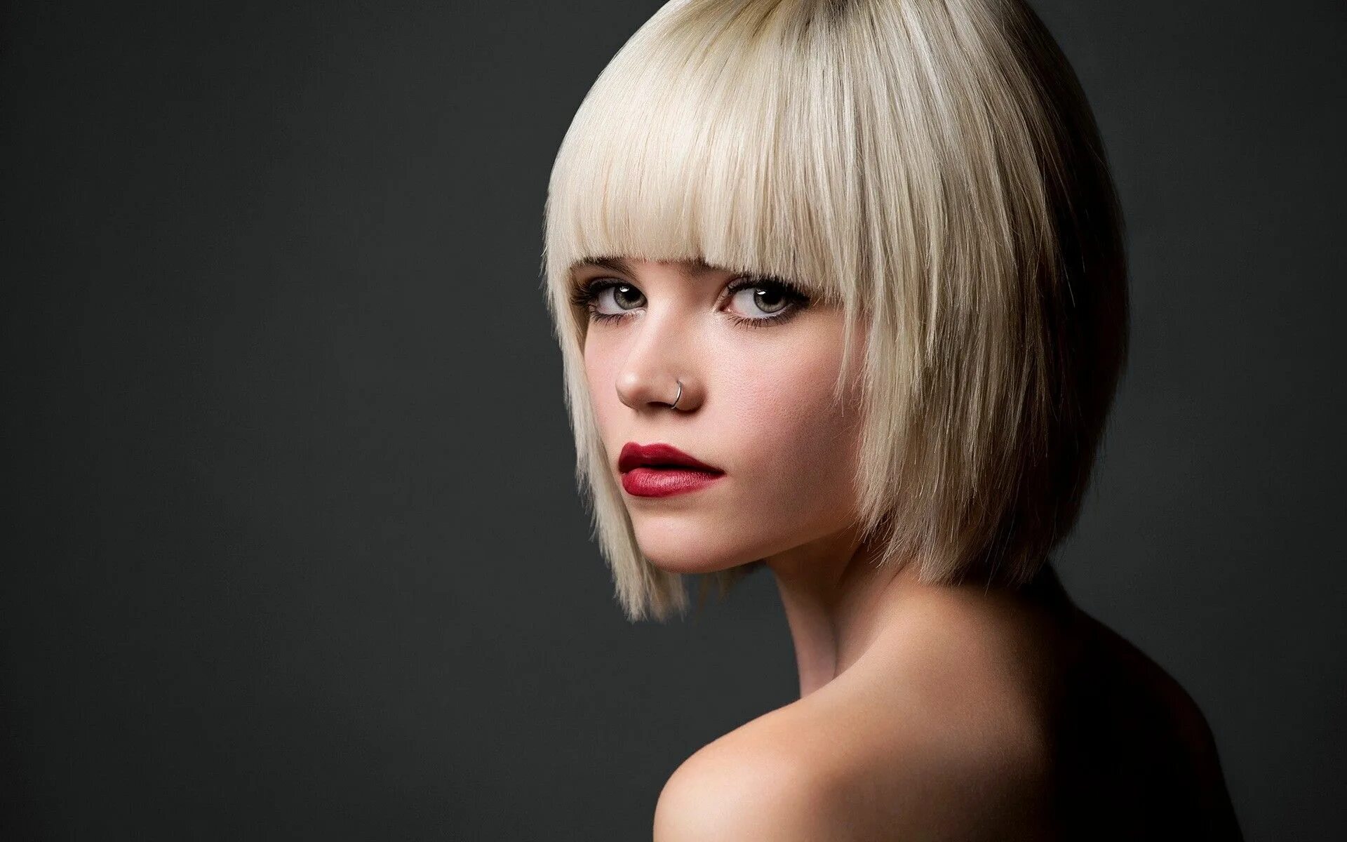 Каре стрижка с челкой на короткие волосы People 1920x1200 blonde nose rings looking back short hair bangs bare shoulders 