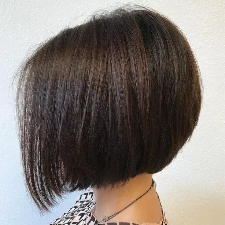 Каре стрижка с челкой сзади Short Dark Brown Bob Cut Stacked haircuts, Stacked bob haircut, Thick hair style