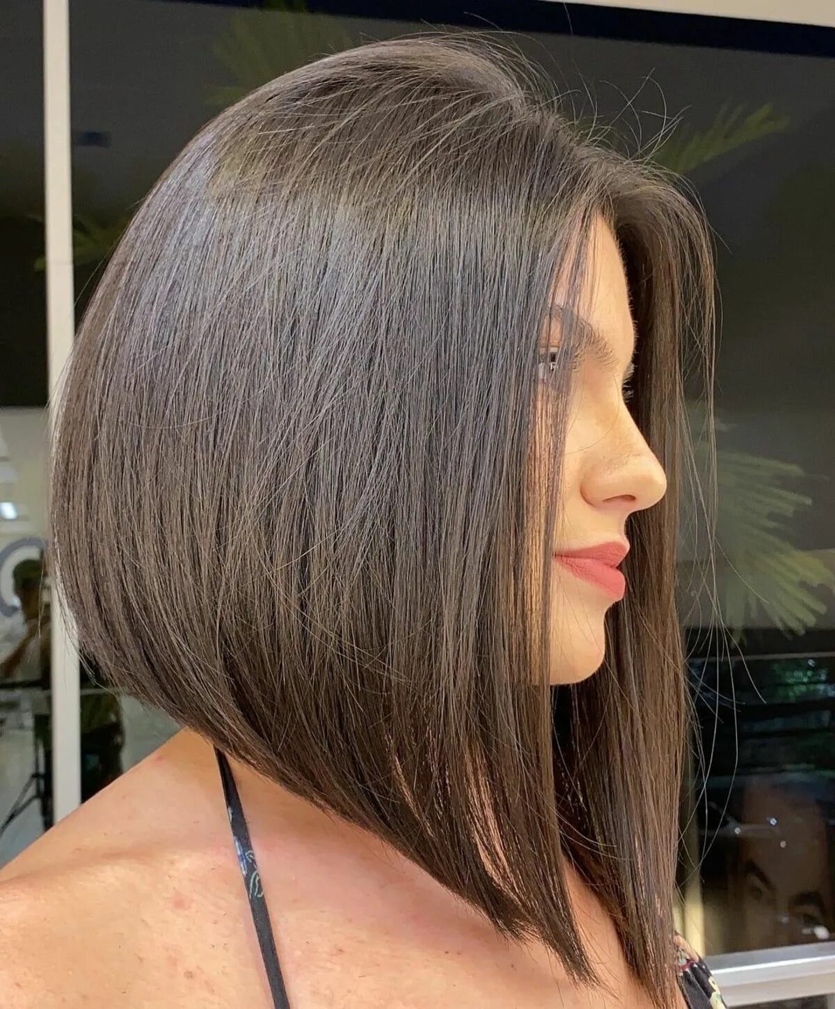 Каре стрижка спереди 30 Sleek and Stylish Long Stacked Bob Haircuts Angled bob haircuts, Long bob hai