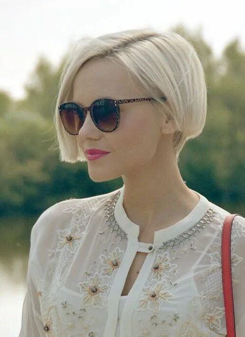 Каре стрижка женская блондинка Coupe carrée courte : 20 modèles inspirants Coupe de cheveux moderne, Coiffures 