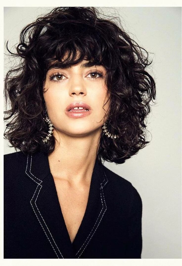Каре стрижка женская кудрявые волосы Corto, rizado y con flequillo, así es el corte de pelo del momento Synthetic cur