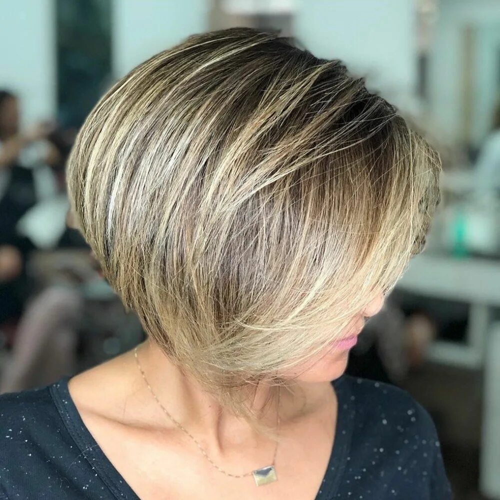 Каре центральная ул 17 фото Short Bronde Bob with Swoopy Bangs Stacked bob haircut, Short bob haircuts, Bobs