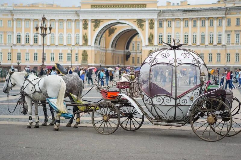 Карета невский просп 126 2 фото Square with People Walking in Front of Historical Museum on Red Square in Moscow