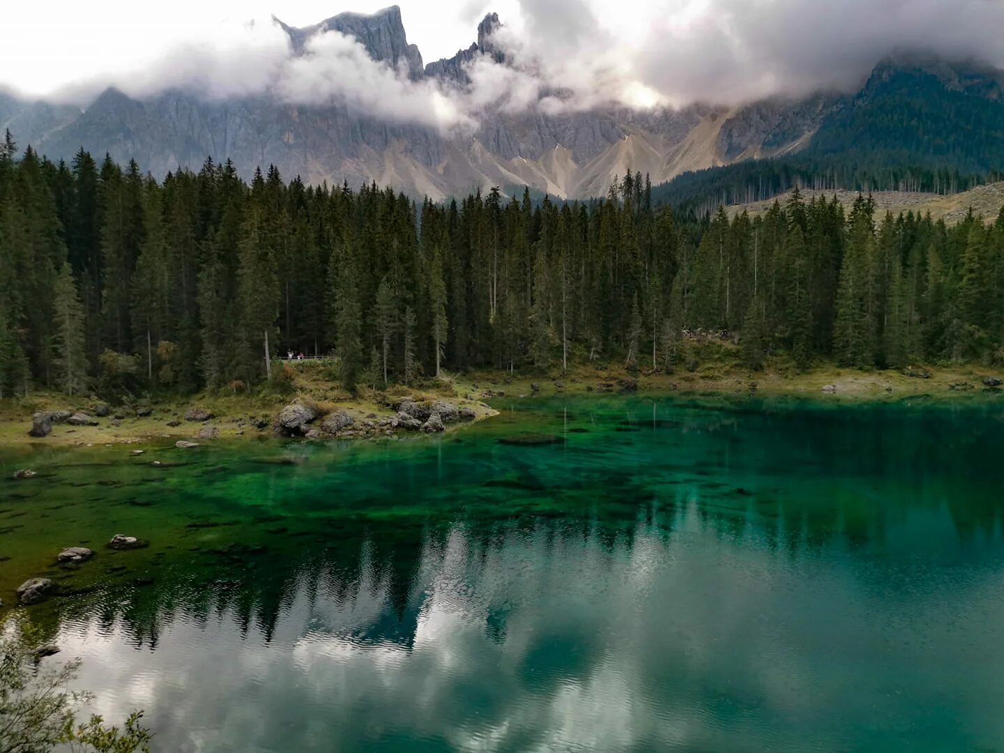 Карецца озеро фото File:Lago di Carezza 2020.jpg - Wikimedia Commons