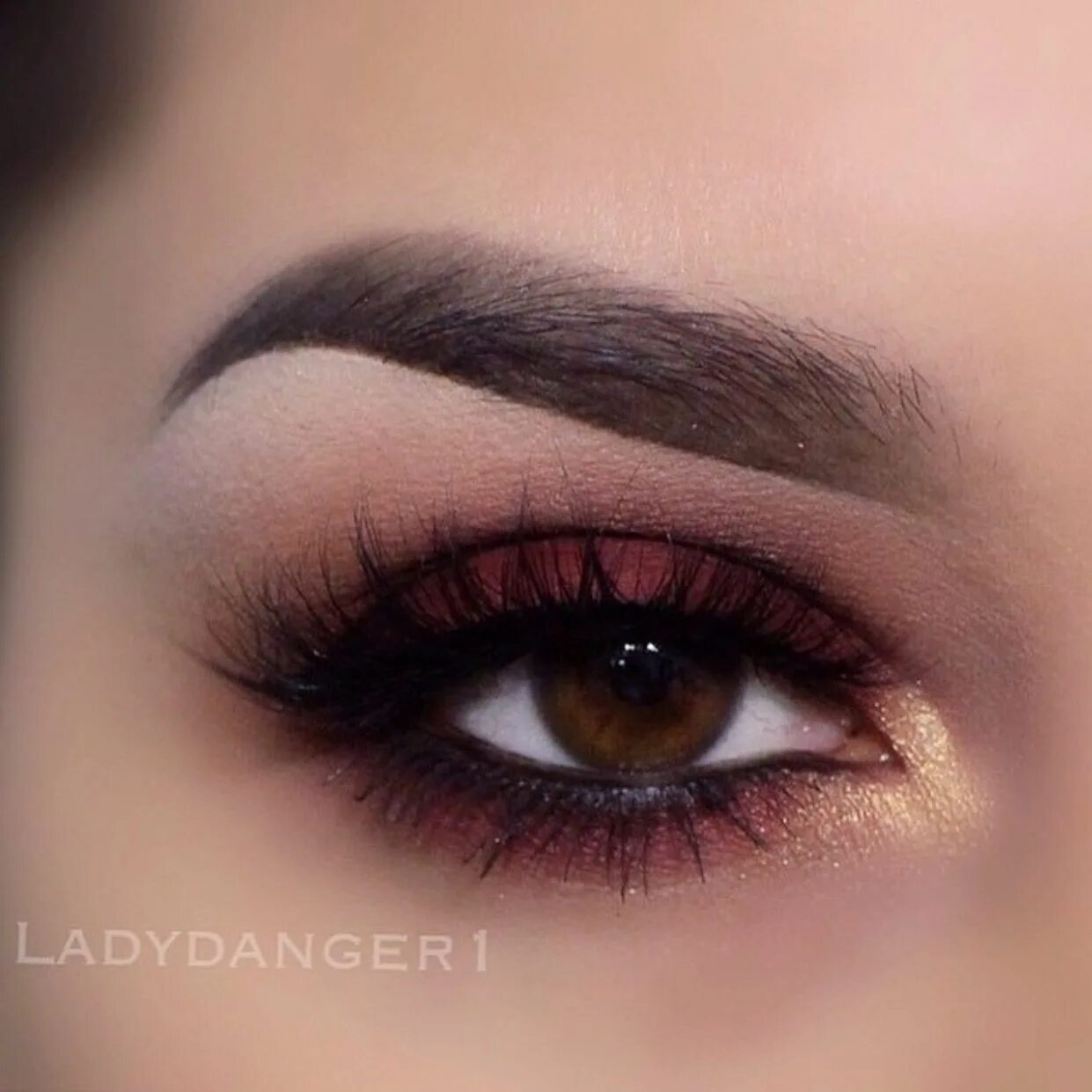 Карие глаза макияж красные тени Gorgeous Burgundy eye shadow & liner 3 Макияж Макияж, Идеи макияжа и Макияж для 