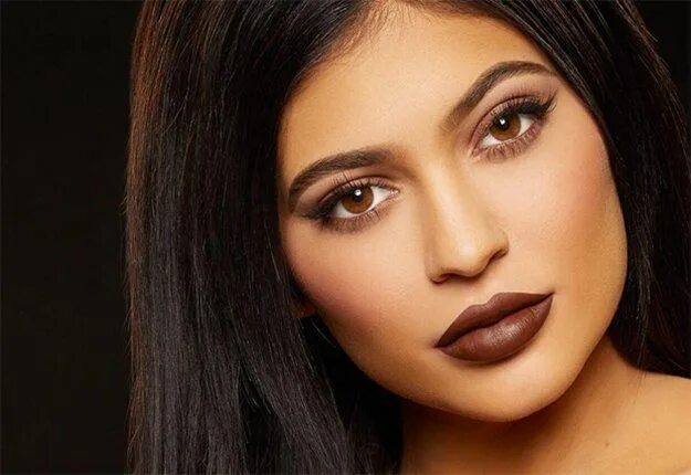 Карие глаза цвет помады фото Kylie's Dramatic Black Lipstick Shade - Makeup Tutorials Lábios kylie jenner, Lá