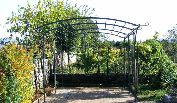 Каркас для винограда фото Image result for metal garden pergolas Iron pergola, Pergola, Pergola plans roof