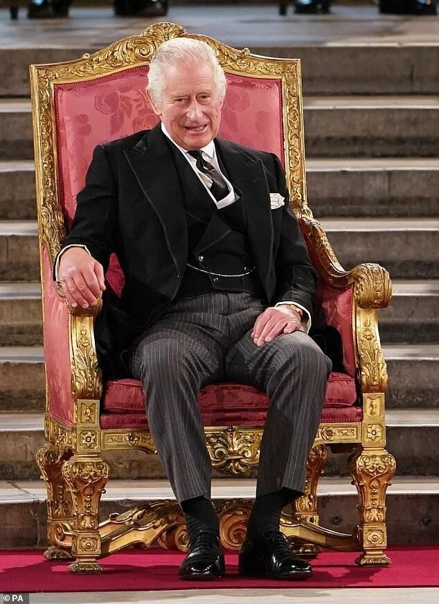 Карл 3 новые фото King Charles grins as Speaker jokes about Glorious Revolution Daily Mail Online 